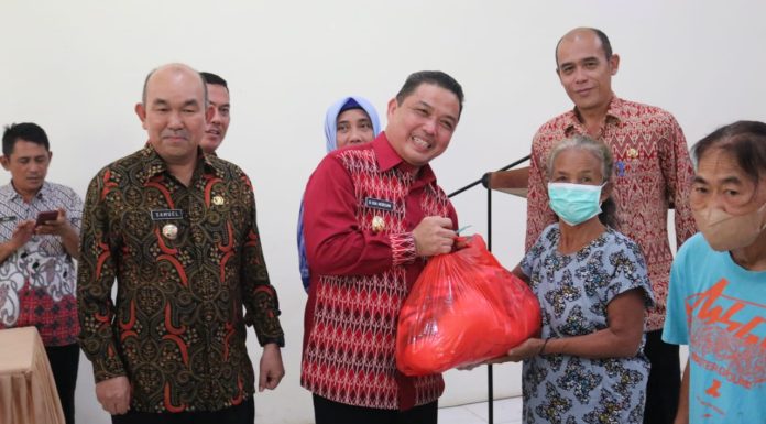 Pj Bupati Landak Bersama Wagub Kalbar Salurkan Bantuan Sosial Bahan Pangan di Sengah Temila