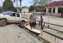 Mobil Strada Tabrak Pagar Mapolsek Ngabang