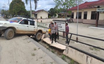 Mobil Strada Tabrak Pagar Mapolsek Ngabang