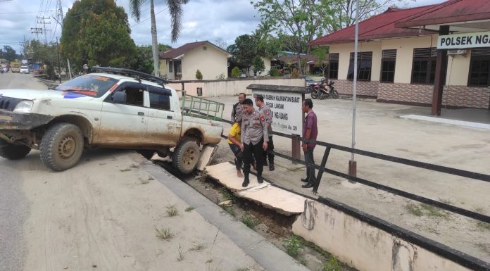 Mobil Strada Tabrak Pagar Mapolsek Ngabang