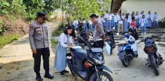 Datangi SMK Negeri 1 Mandor, Polisi Tertibkan 9 Unit Motor Pelajar Gunakan Knalpot Borong