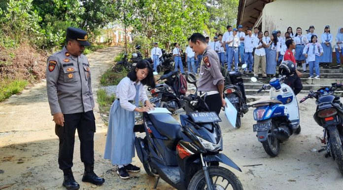 Datangi SMK Negeri 1 Mandor, Polisi Tertibkan 9 Unit Motor Pelajar Gunakan Knalpot Borong
