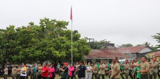 Pj Bupati Landak Ikuti Senam SKJ 88 Sekaligus Serahkan Akta Perkawinan Kepada Masyarakat