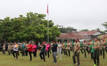 Pj Bupati Landak Ikuti Senam SKJ 88 Sekaligus Serahkan Akta Perkawinan Kepada Masyarakat