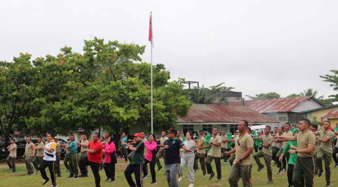 Pj Bupati Landak Ikuti Senam SKJ 88 Sekaligus Serahkan Akta Perkawinan Kepada Masyarakat