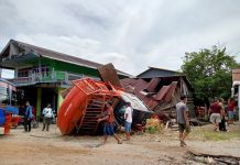 Tali Pengikat Putus, Exsapator Terpelas Dari Tronton Timpa Gudang Milik Warga di Simpang Tiga