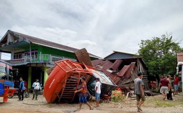 Tali Pengikat Putus, Exsapator Terpelas Dari Tronton Timpa Gudang Milik Warga di Simpang Tiga