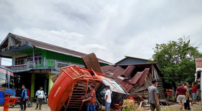 Tali Pengikat Putus, Exsapator Terpelas Dari Tronton Timpa Gudang Milik Warga di Simpang Tiga