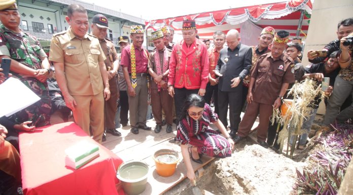 Karolin Ajak Masyarakat Terus Lestarikan Adat dan Budaya