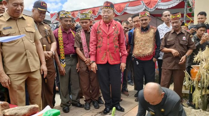 Pj Bupati Landak : Pemerintah Menjamin Keberadaan Lembaga Hukum Adat Melalui Perda
