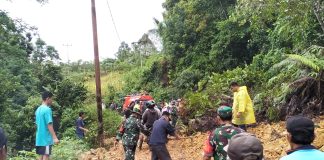 Sigap Danramil 01/Bengkayang Turunkan Anggota Bantu Tangani Lonsor Tutupi Akses Jalan Bengkayang- Singkawang