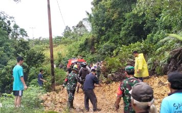 Sigap Danramil 01/Bengkayang Turunkan Anggota Bantu Tangani Lonsor Tutupi Akses Jalan Bengkayang- Singkawang
