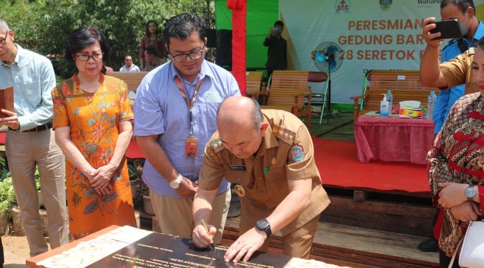 Pj. Bupati Landak Resmikan Penambahan Ruang Kelas SDN 28 Seretok