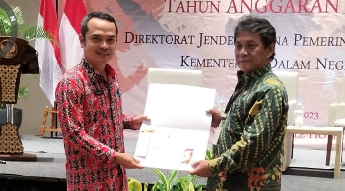 Pemkab Landak Terima Penghargaan Binwas Bidang Pengelolaan Aset Desa Tahun 2022