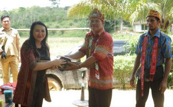 Timanggong Binua Sengkunang Resmi Dilantik, Karolin : Ini Bagian Dari Pelaksanaan Perda Kelembagaan Adat Dayak