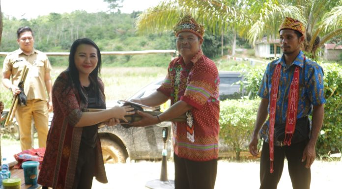 Timanggong Binua Sengkunang Resmi Dilantik, Karolin : Ini Bagian Dari Pelaksanaan Perda Kelembagaan Adat Dayak