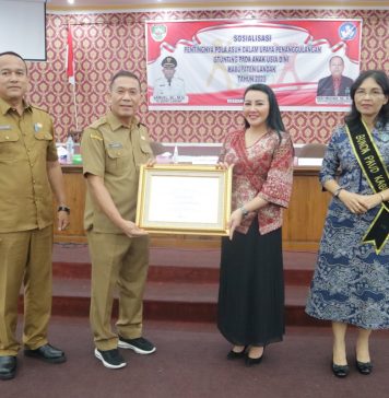 Karolin Terima Piagam Penghargaan Bunda PAUD Tingkat Nasional