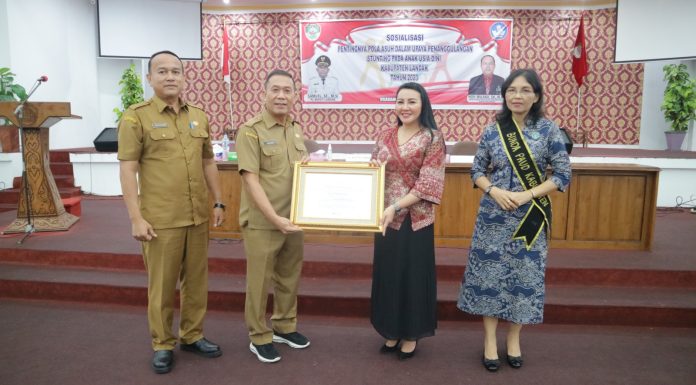 Karolin Terima Piagam Penghargaan Bunda PAUD Tingkat Nasional