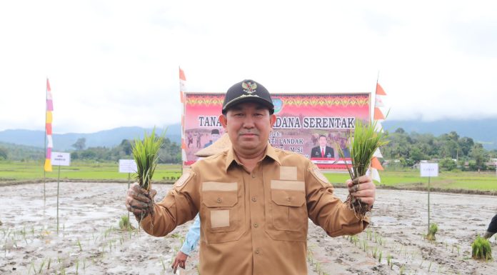 Samuel Tanam Padi Perdana Serentak di Desa Pakumbang
