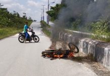 Diduga Jadi Korban Tabrak Lari Pria Muda Ditemukan Terkapar di Jalan Gor Patih Gumantar, Motor Korban Terbakar