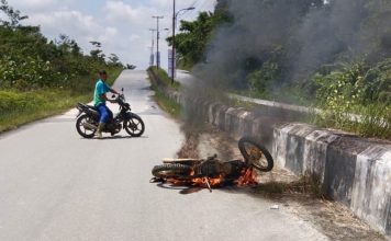 Diduga Jadi Korban Tabrak Lari Pria Muda Ditemukan Terkapar di Jalan Gor Patih Gumantar, Motor Korban Terbakar