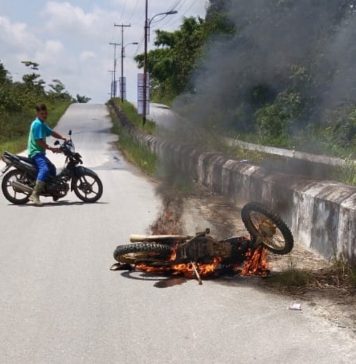 Diduga Jadi Korban Tabrak Lari Pria Muda Ditemukan Terkapar di Jalan Gor Patih Gumantar, Motor Korban Terbakar