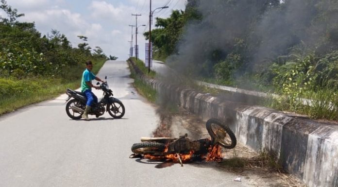 Diduga Jadi Korban Tabrak Lari Pria Muda Ditemukan Terkapar di Jalan Gor Patih Gumantar, Motor Korban Terbakar