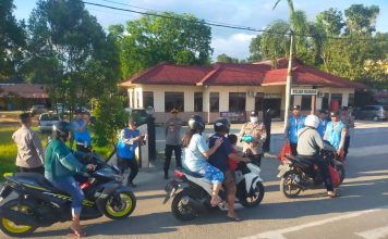 Polres Landak Bersama Polsek Ngabang Bagi 300 Takjil ke Pengguna Jalan