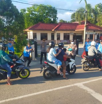 Polres Landak Bersama Polsek Ngabang Bagi 300 Takjil ke Pengguna Jalan