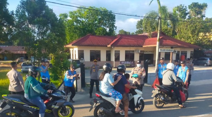Polres Landak Bersama Polsek Ngabang Bagi 300 Takjil ke Pengguna Jalan