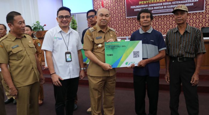 540 Pekerja Rentan di Landak Terima Bantuan Perlindungan Jaminan Sosial Ketenagakerjaan