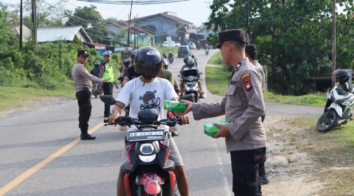 Kocak, Polisi Bagi Takjil Gratis Dijalan Dikira Rajia Kendaraan Oleh Warga