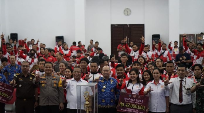 Atlet Berprestasi Landak Pada Ajang Proprov XIII Kalbar Terima Bonus