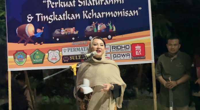 Karolin Rayakan Malam Takbiran Bersama Umat Muslim Ngabang