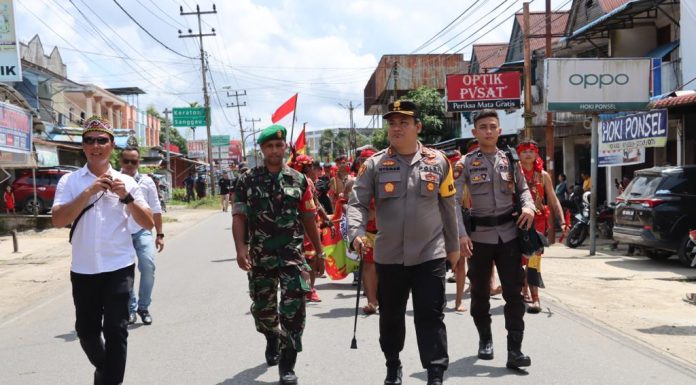Berjalan Kaki Sejauh 3,3 Kilometer, Kapolres Landak Semangat Ikuti Pawai Budaya Naik Dango ke-38