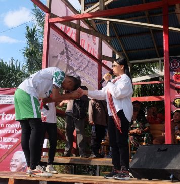 Karolin Ingatkan Pentingnya Pendidikan Saat Hadiri Pembukaan Turnamen Padagi Cup