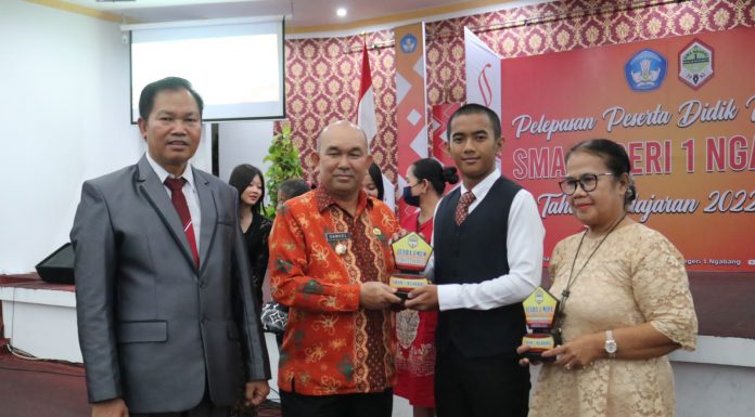 Hadiri Pelepasan Siswa SMA N 1 Ngabang, Ini Pesan Samuel