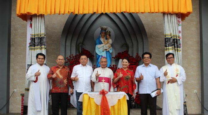 Samuel Resmikan Taman Doa Maria Ratu Para Malaikat Paroki Salib Suci Ngabang