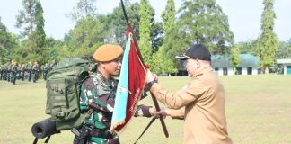 Samuel Pimpin Upacara Tradisi Pemberangkatan Satgas Pamtas RI-MLY Yonarmed 16/TK