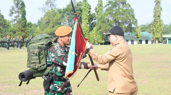 Samuel Pimpin Upacara Tradisi Pemberangkatan Satgas Pamtas RI-MLY Yonarmed 16/TK