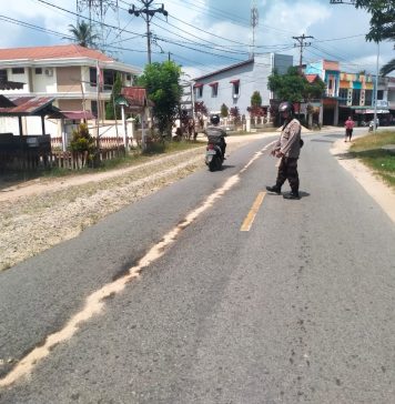 Ada Tumpahan Solar di Jalan Raya Karangan, Polisi Sigap Lakukan Pembersihan