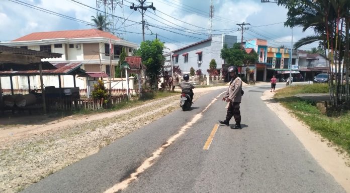 Ada Tumpahan Solar di Jalan Raya Karangan, Polisi Sigap Lakukan Pembersihan