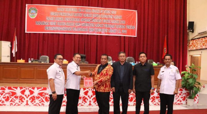 Pj. Bupati Landak Jawab Pandangan Umum Fraksi DPRD Landak Terhadap Raperda Pertanggungjawaban APBD 2022