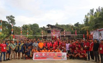 Heri Saman Buka Turnamen Bola Voli Idul Adha Cup di Desa Tenguwe