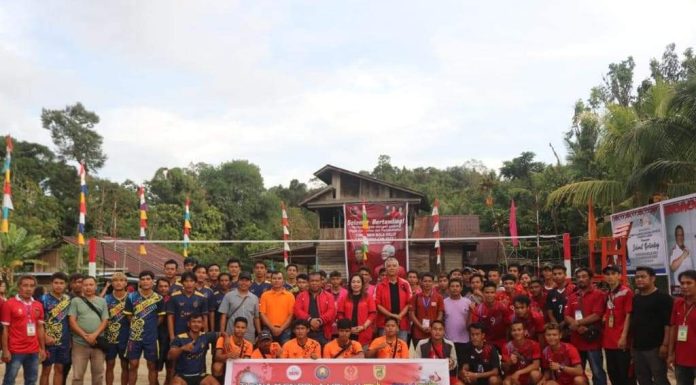 Heri Saman Buka Turnamen Bola Voli Idul Adha Cup di Desa Tenguwe