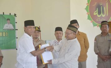 Wabup Farhan Serahkan Dana Hibah Daerah Kepada Tiga Masjid di Sandai