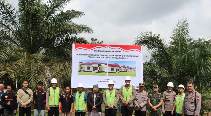 Kapolres Landak Letak Batu Pertama Dimulainya Pembangunan Rumah Dinas Polsek Sebangki