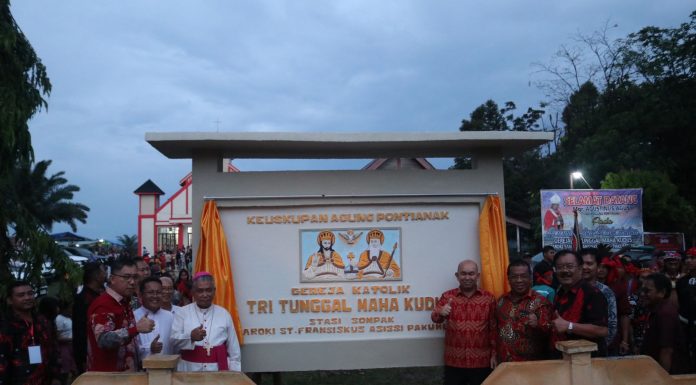 Samuel Hadiri Peresmian dan Pemberkatan Gereja Tri Tunggal Maha Kudus Sompak
