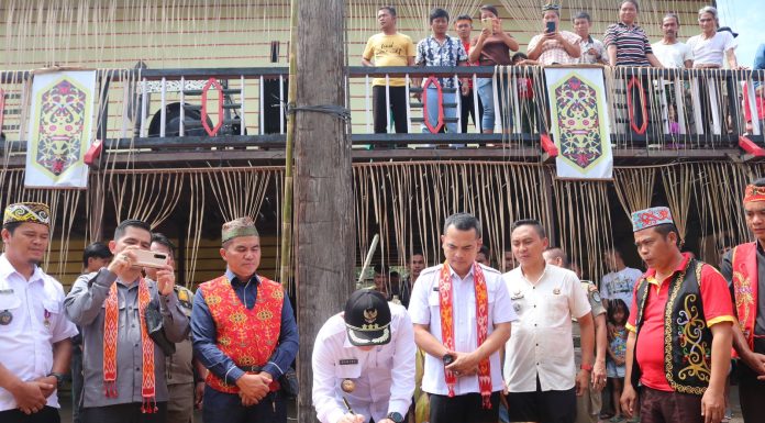 Samuel Resmikan Gedung Balai Adat Dusun Tauk