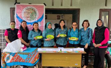 Kunjungi Kecamatan Sebangki, Pj. Ketua TP PKK Landak Salurkan Bantuan Sembako